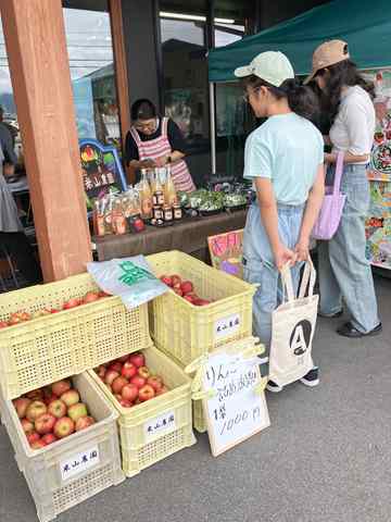 米山農園さんによるりんごなどの果物販売コーナー