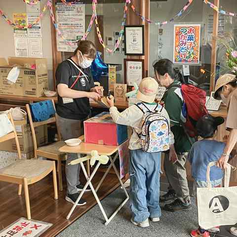ニコニコ祭りでお菓子のつかみ取りを楽しむ子どもたち