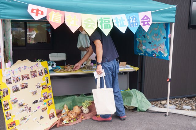 中信社会福祉協会さんによる作品展示・販売コーナー