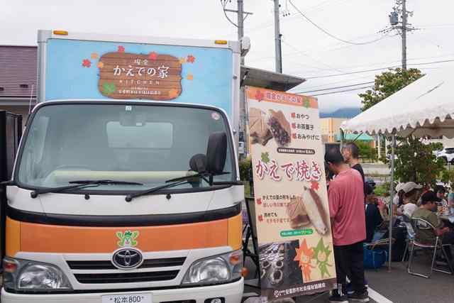 堀金かえでの家さんによるかえで焼きのキッチンカー