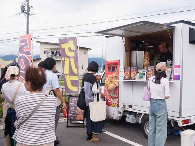 KEBAB KITCHEN DENIZさんのキッチンカーでケバブを購入するご来場者